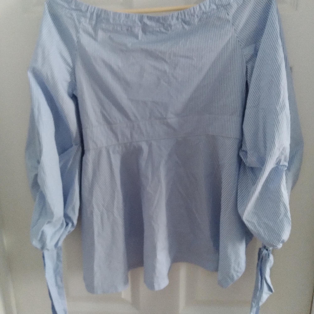 V neckline puff sleeve blouse - Picture 2 of 4